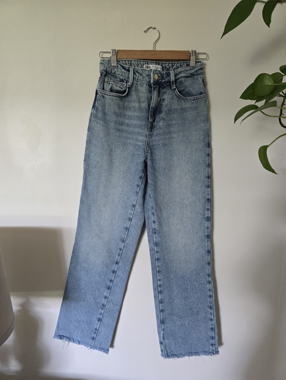 Zara Size 2 High Rise Light Wash Jeans Raw Hem
